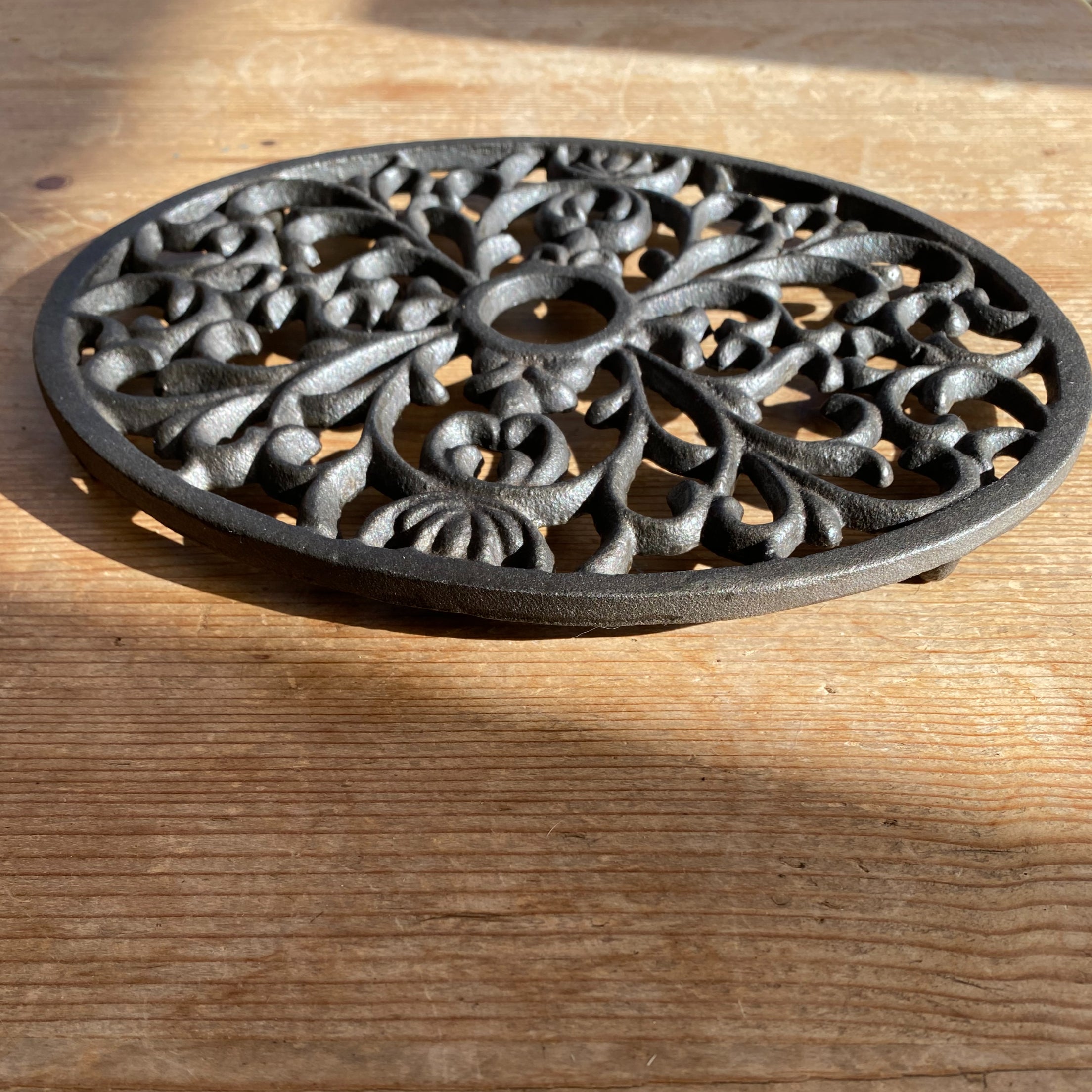 Metal Trivet Ornate Oval image 4