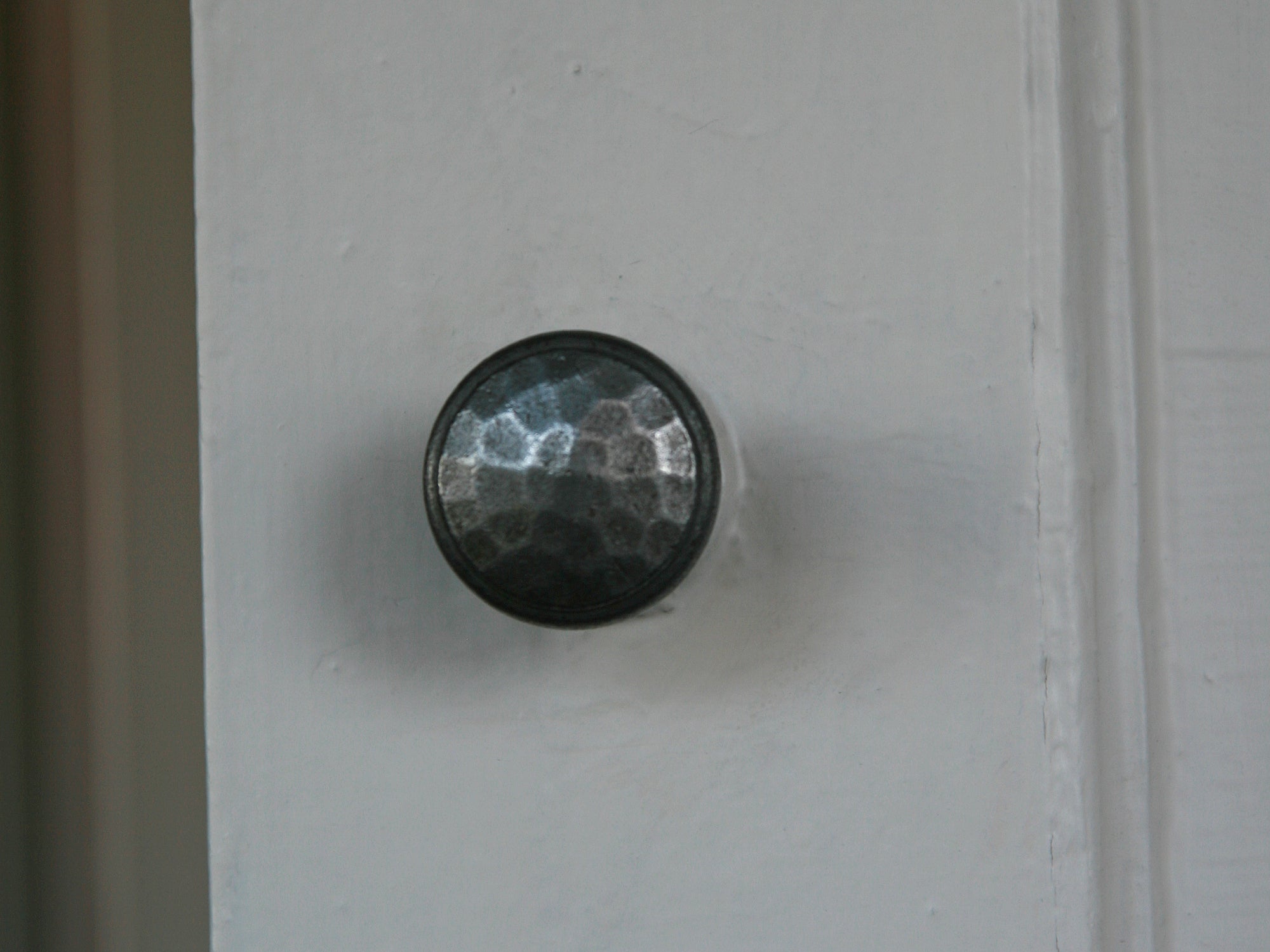 Knob – Hammered Top Cast Waxed Antique Iron 32mm image 2